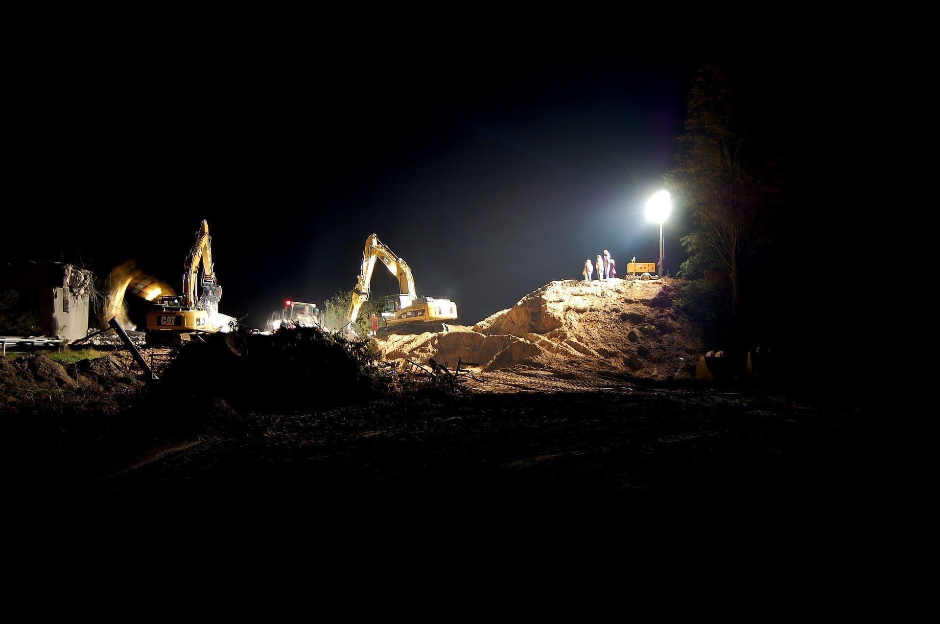 night-construction-site-1580199_1920.jpg